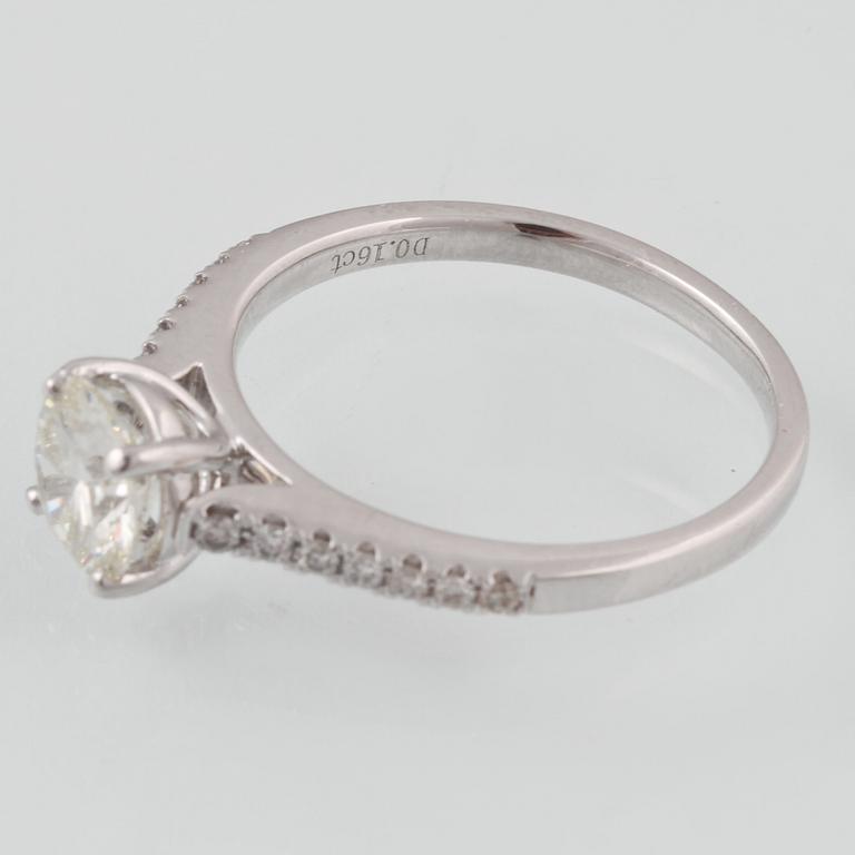 RING, 18K vitguld med briljantslipad diamant ca 1.01 ct. Vikt 3,3 gram.