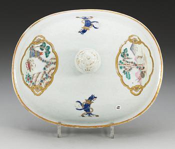 TERRIN med LOCK, vapenporslin. Qing dynastin, Qianlong (1736-95) ca 1746.