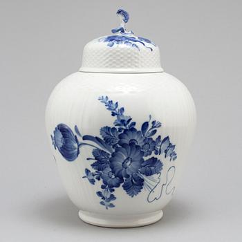 A Royal Copenhagen 'Blå blomst' jar with cover, 20th Century.