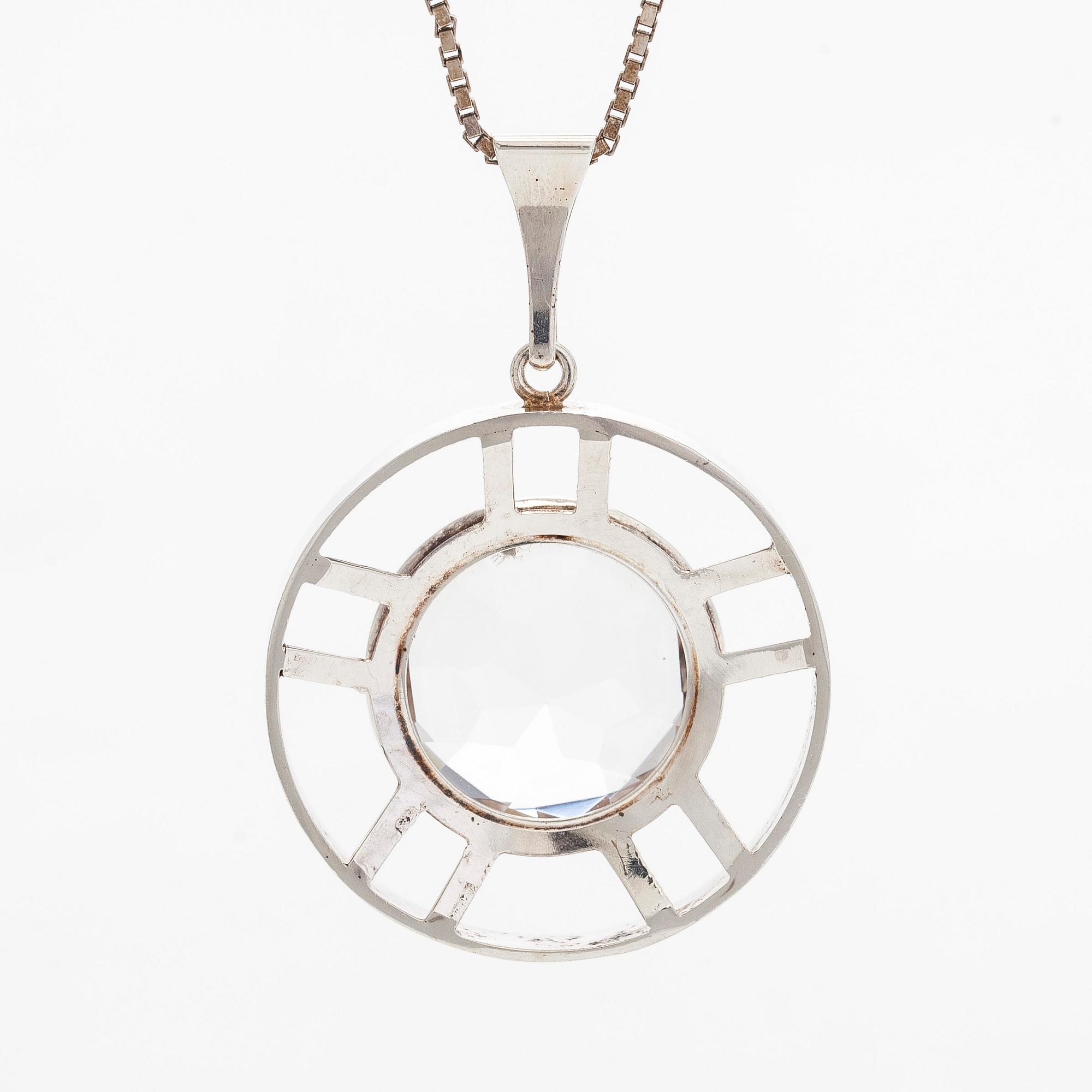 Kultasepät Salovaara, riipus, viistehiottu vuorikristalli, hopea, Turku 1967.