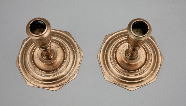LJUSSTAKAR, ett par, mässing, barock, 1600/1700-tal.