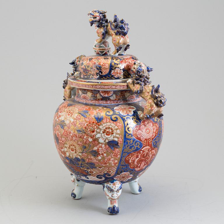 A large Japanese imari incense burner with cover, Meiji period (1868-1912).