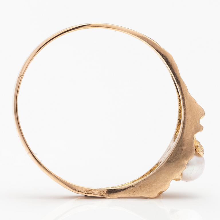 BJÖRN WECKSTRÖM, A 14K gild ring "Small word" with a cultured pearl. Lapponia 1971.