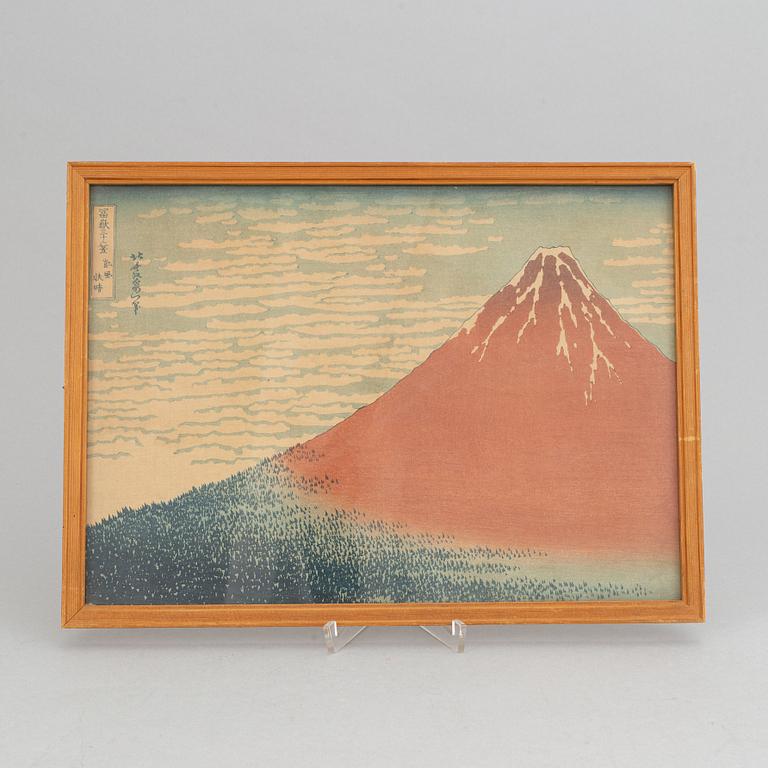 Katsushika Hokusai (1760–1849), efter, samt Kobayashi Kiyochika, (1847-1915), färgträsnitt, 2 st, Japan, 1800-1900-tal.