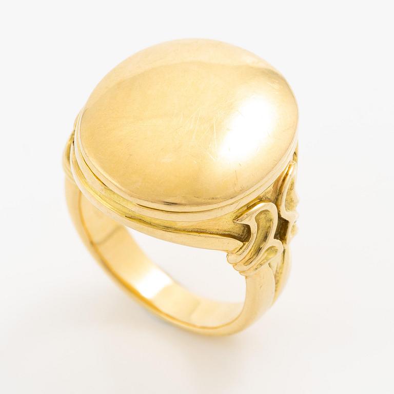 A ring 18K gold with rose-cut diamonds.