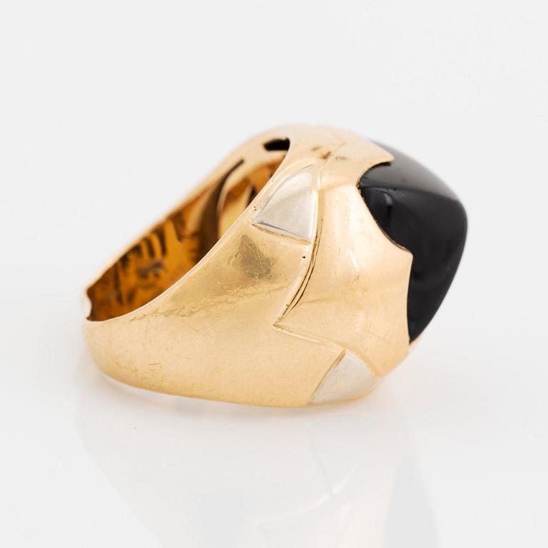 An 18K gold and onyx Bulgari ring.