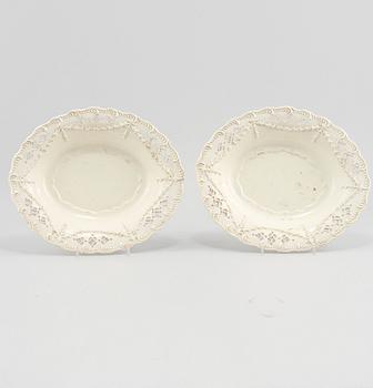 SKÅLFAT, ett par, flintgods, omkring 1900.