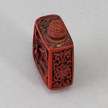 A Chinese red lacquered snuff bottle, 20th century.