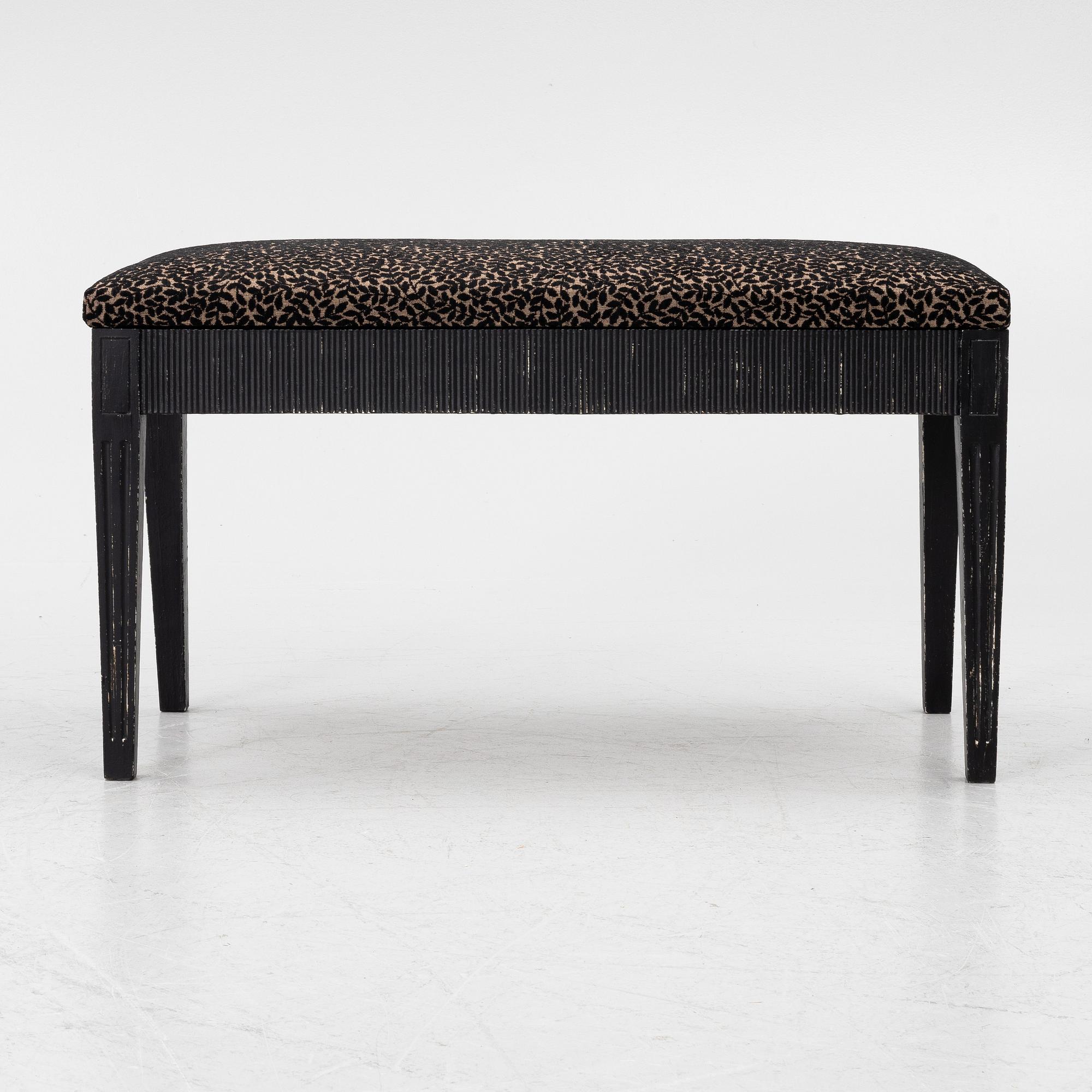Bänk, gustaviansk stil, 1900-talets första hälft.