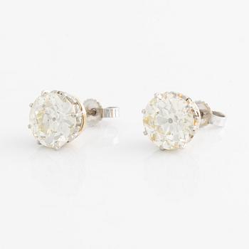 A pair of old brilliant cut diamond earrings ca 2.40 ct och ca 2.70 ct.