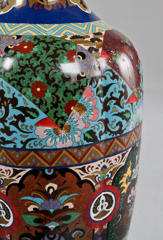 VASER, ett par, cloisonné, omkring sekelskiftet 1900.