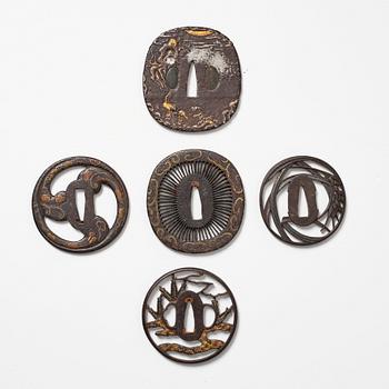 Tsubas, fem stycken, brons. Japan, Edoperioden (1666-1868). En signerad.