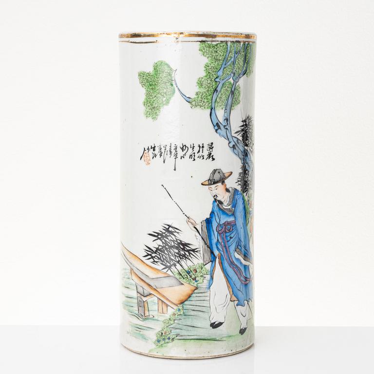A porcelain vase, China, end of the Qing dynasty/around 1900.