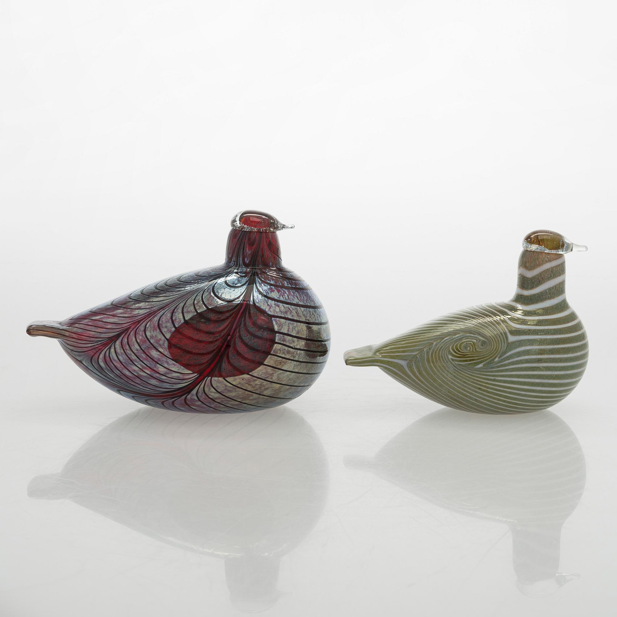 Oiva Toikka, Two glass birds, signed Oiva Toikka Nuutajärvi Notsjö, and O. Toikka Nuutajärvi.