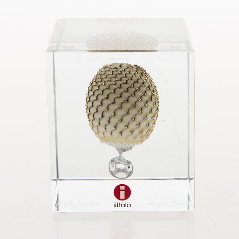 OIVA TOIKKA, An annual glass cube, signed Oiva Toikka Nuutajärvi 2009 and numbered 438/2000.