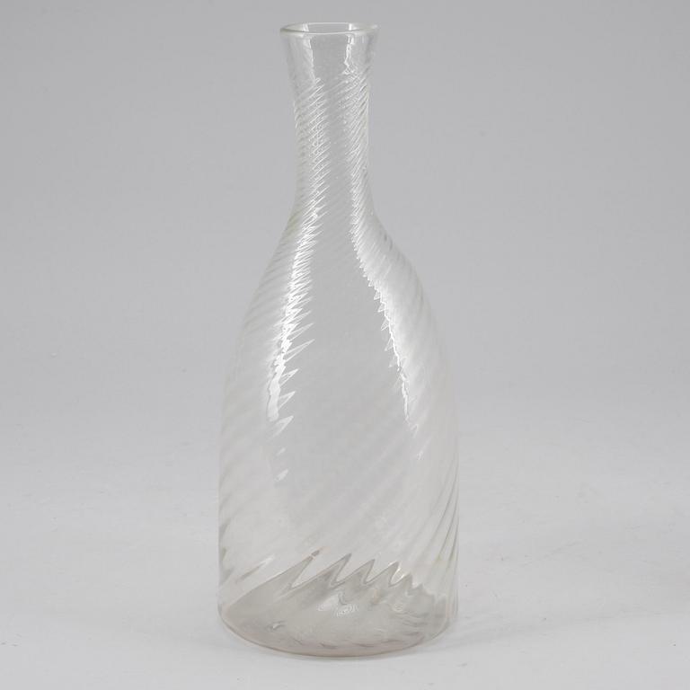 VATTENKARAFFER, glas, 2 st. 1800-talets andra hälft.