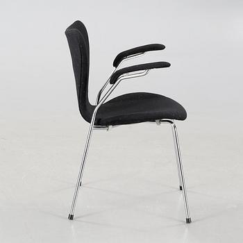 ARNE JACOBSEN, karmstol, "Sjuan", Fritz Hansen, daterad 1994.