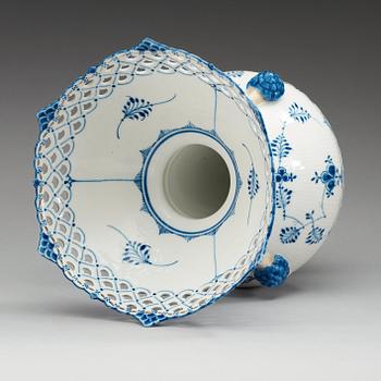 VAS, porslin. "Musselmalet", Kungl Dansk, 1900-tal.