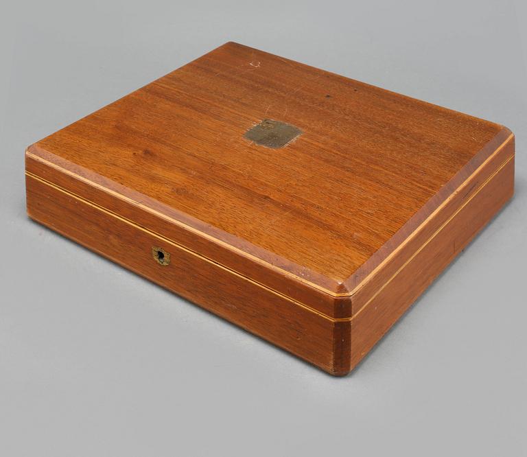 FISKBESTICK, 24 delar, nysilver, John Round & Son, England, 1900-talets början.