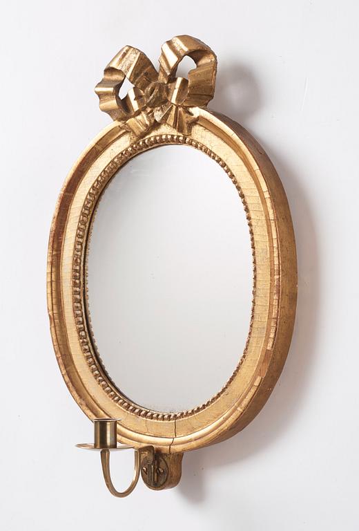 A Gustavian giltwood one-light girandole mirror by J. Åkerblad (master 1756-1799).
