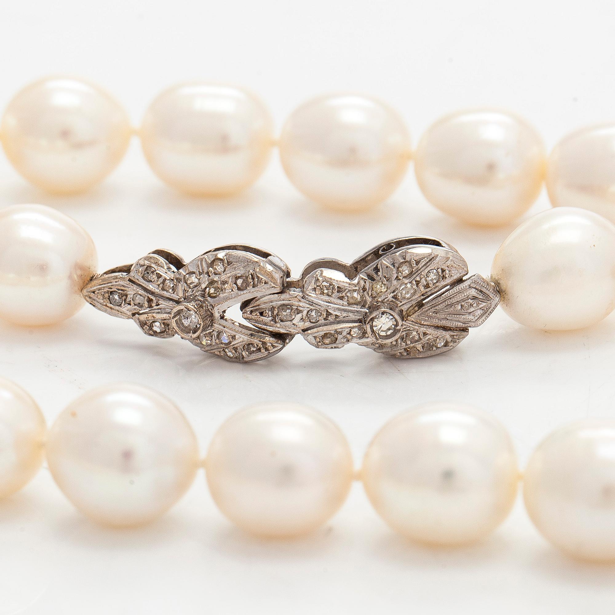 Helminauha, sterlinghopeaa, makeanvedenhelmiä ja timantteja.