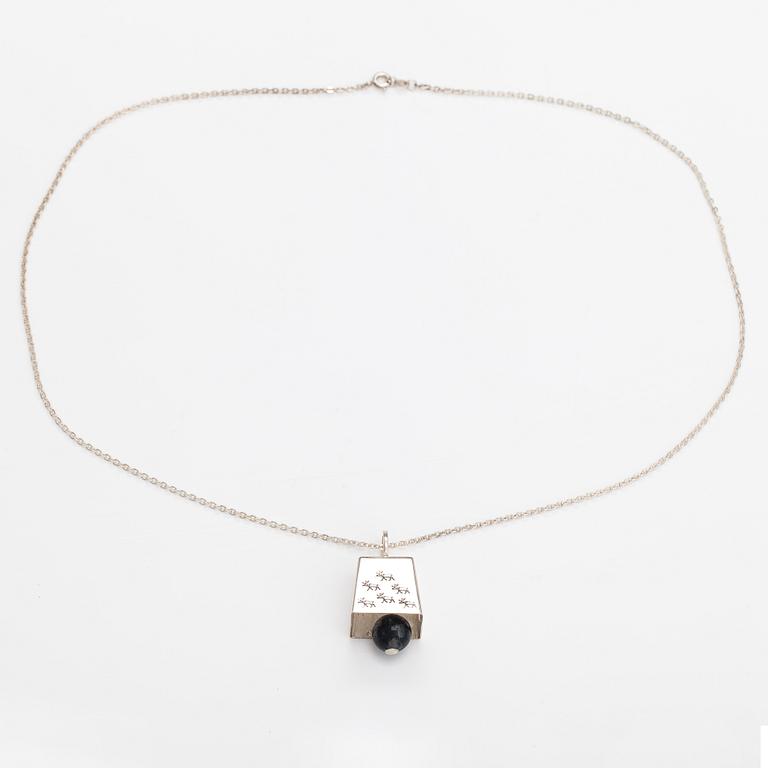 Elis Kauppi, Halsband "Renklockan", silver, mossagat. Kupittaan kulta, Åbo 1966.