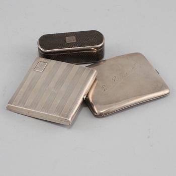 CIGARETTETUIER, 2 st samt DOSA, silver, importstämplar, 1800/1900-tal. Total vikt 330 g.