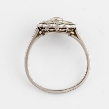 Ring platina med smaragder och briljantslipade diamanter.