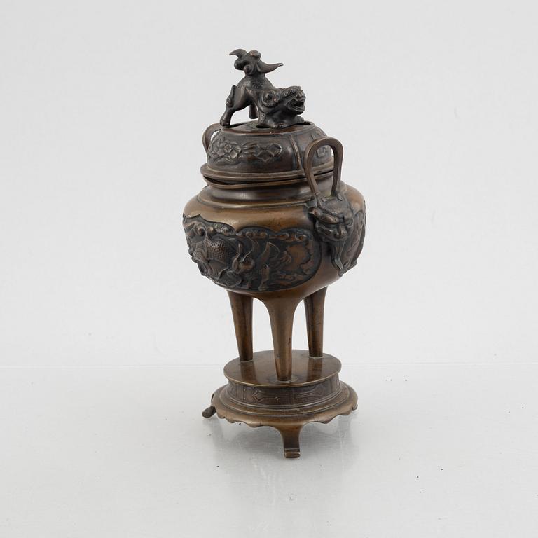 A Japanese bronze tripod censer, 19th century.