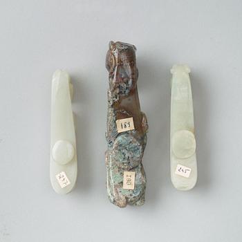 BÄLTESSPÄNNEN, tre stycken, nefrit. Kina, 1900-tal.