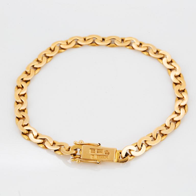 18K gold bracelet.