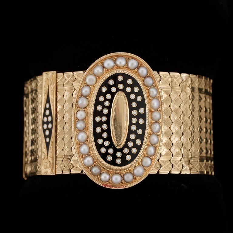 ARMBAND, 18k guld med emalj och seedpärlor. Vikt 46g.
