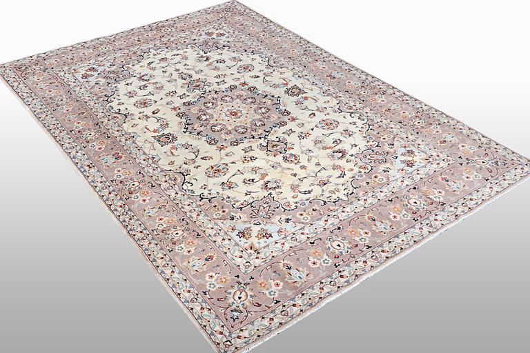 A carpet, Kashan, ca 295 x 195 cm.