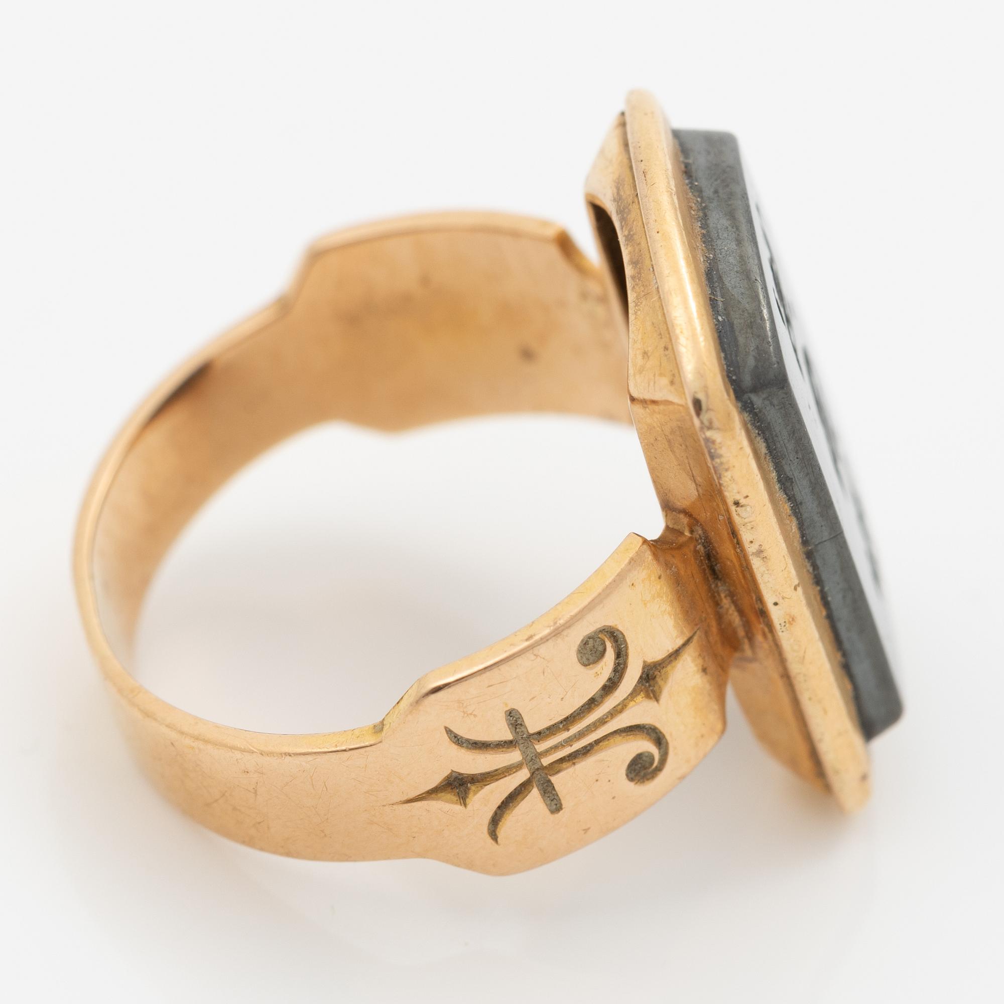 Signet ring, 18K gold with hematite and engraving.