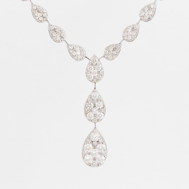 COLLIER, med briljantslipade diamanter totalt 3,05 ct.