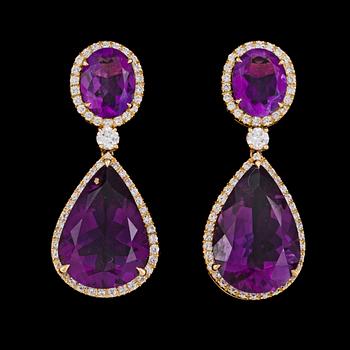 50. EARRINGS, oval and drop cut amethysts and brilliant cut diamonds, tot. 0.94 ct.