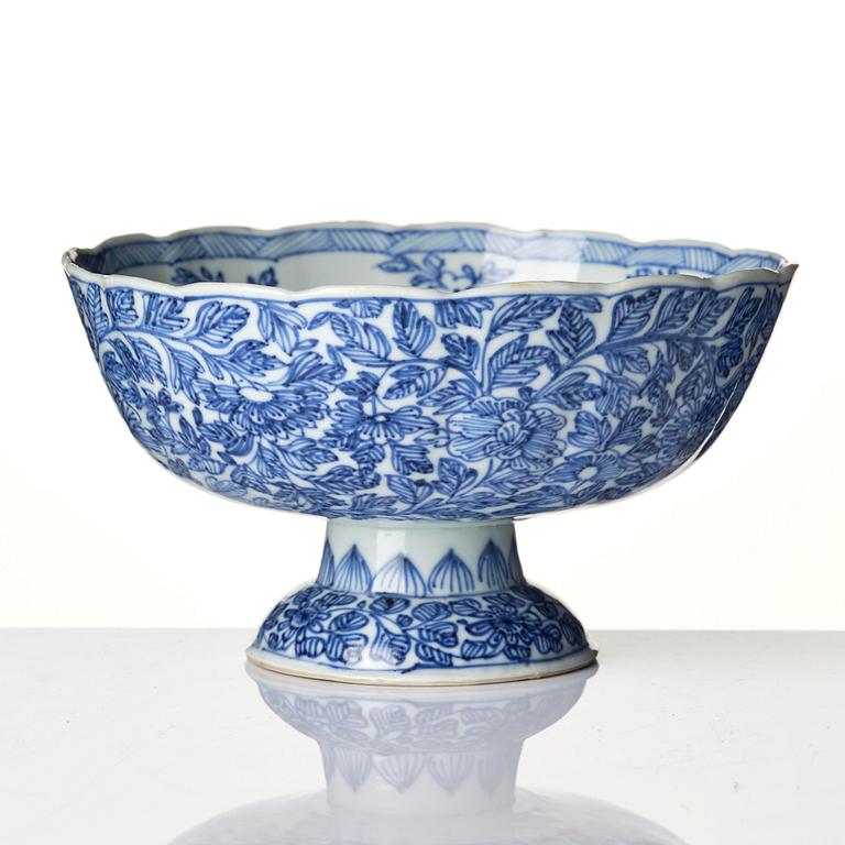 A rare blue and white stemcup, Qing dynasty, Kangxi (1662-1722).