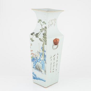 A Chinese porcelain vase, early 20th Century.