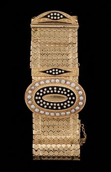 ARMBAND, 18k guld med emalj och seedpärlor. Vikt 46g.