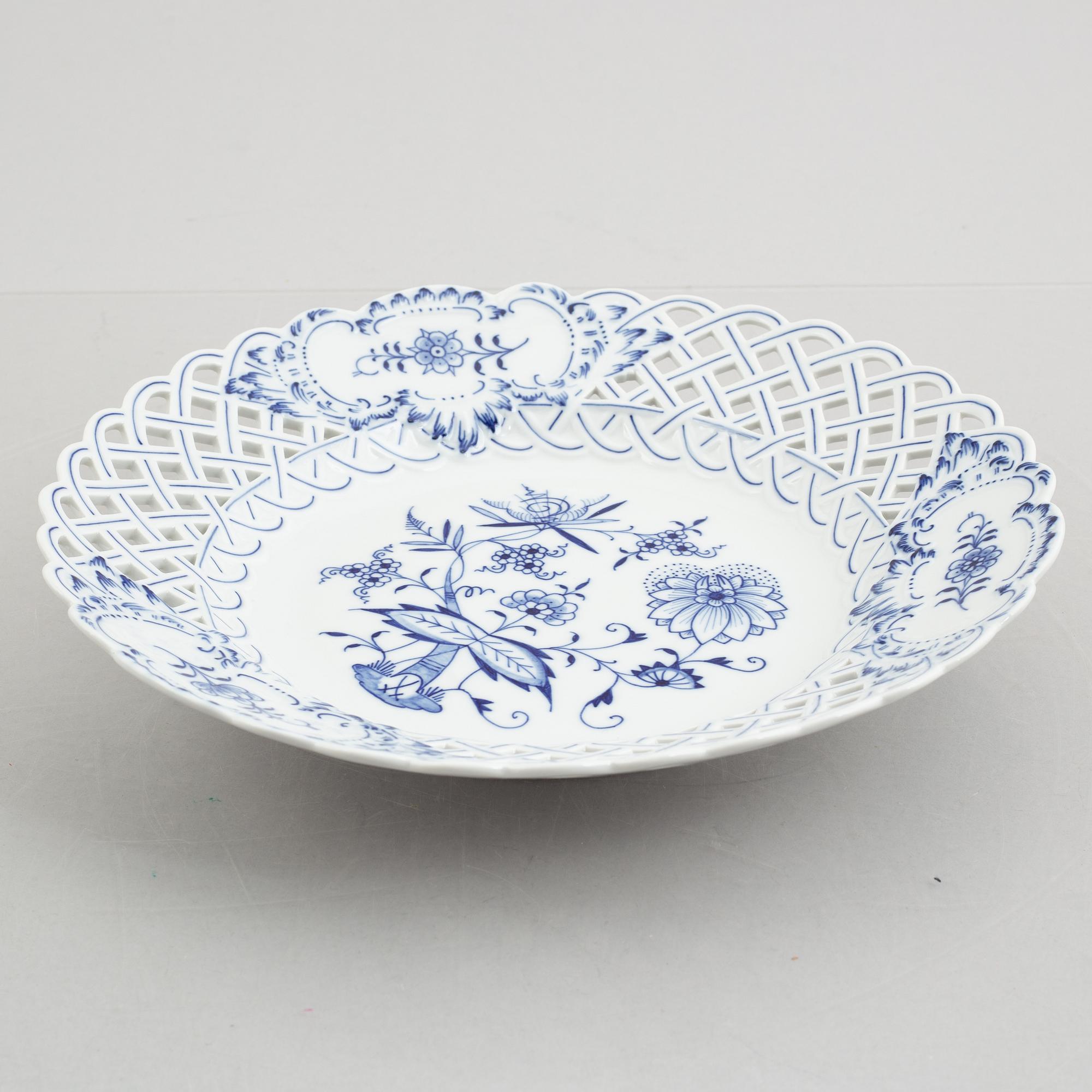29 pieces of a "Zwiebelmuster" porcelain service, Meissen, Germany.