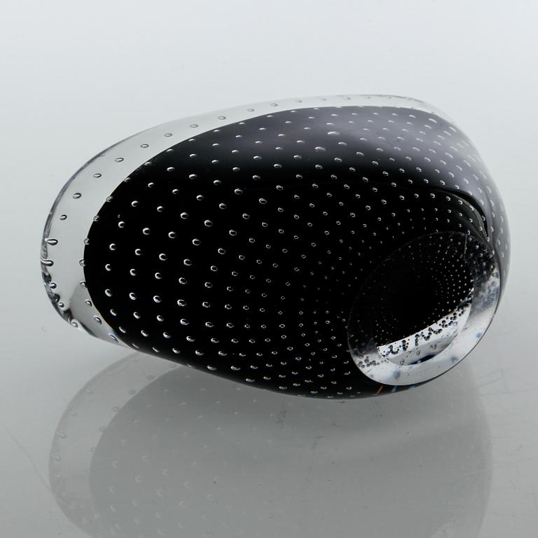 VICKE LINDSTRAND, vas, glas, Kosta, signerad.