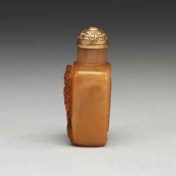A carved agate snuff bottle, Qing dynasty (1644-1912).