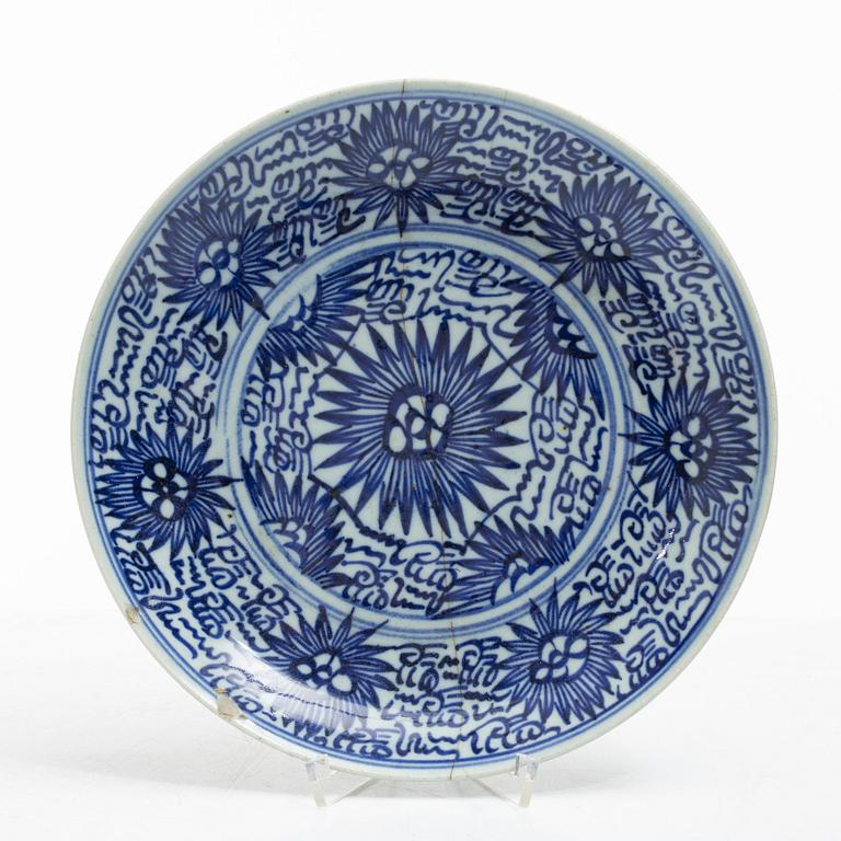 Two similar blue and white porcelain plates, 19th century.