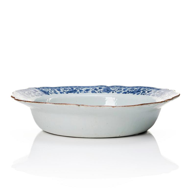 A blue and white Chinese Export basin, Qing dynasty, Qianlong (1736-95).