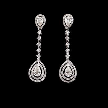 ÖRHÄNGEN, 1 par, 18 k vitguld, briljantslipade diamanter tot 2.39 ct.