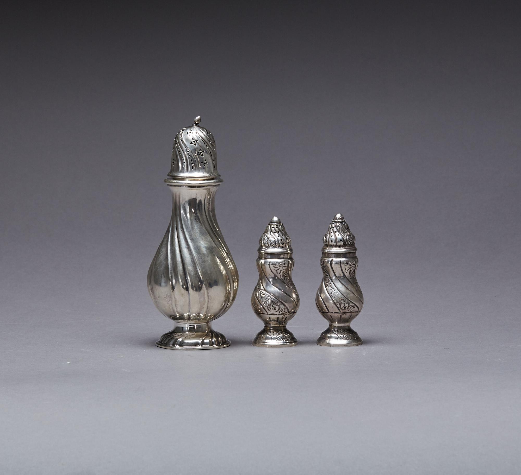 SOCKERRUSKA, SALT- och PEPPARSTRÖARE, silver, svenska importstämplar samt Danmark 1900-talets andra hälft, vikt ca 250 g.
