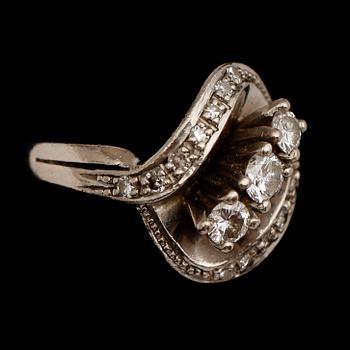 RING, vitguld briljanter. Total vikt ca 9 g.
