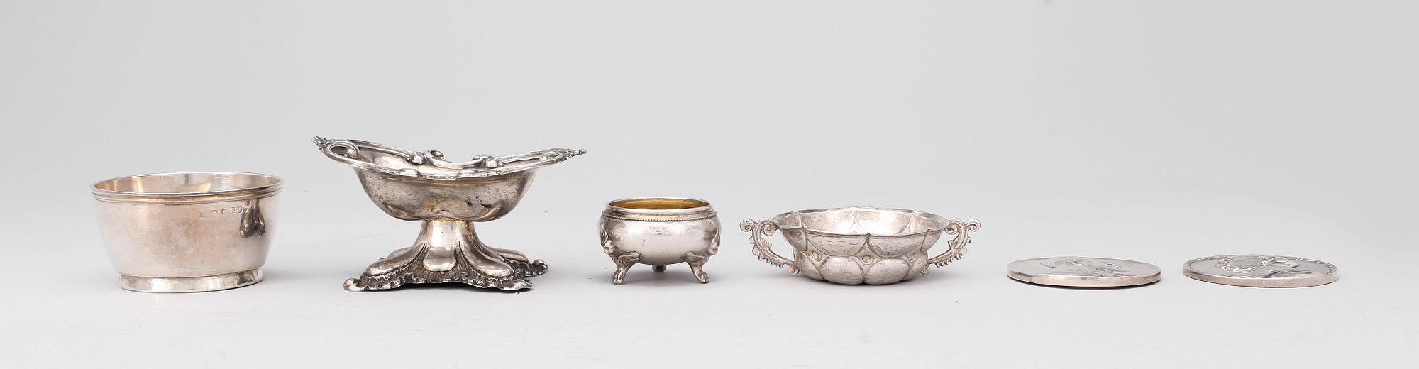PARTI SILVER, bl a mindre uppsatsskål från Sankt Petersburg, Ryssland, omkring 1800-talets mitt. Vikt ca 490 gram.