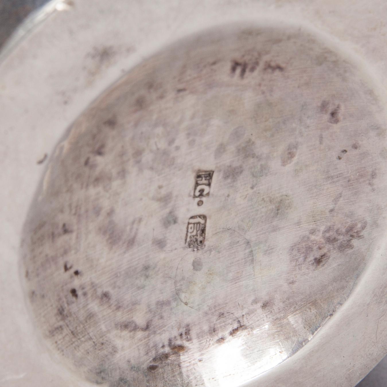 SHAKER, silver, Kina tidigt 1900-tal och SUPKOPPAR, 6 st, silver, bär stämpel LW. Tot. vikt ca 591,2 g.