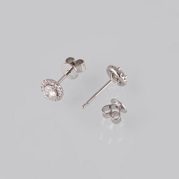 ÖRHÄNGEN, 18K vitguld med briljantslipade diamanter ca 0.54 ct samt små briljantslipade diamanter 0.16 ct.Vikt 2,3 gram.